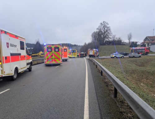 Verkehrsunfall mit 4 Pkw und eingeklemmter Person B533 Höhe Rotbach